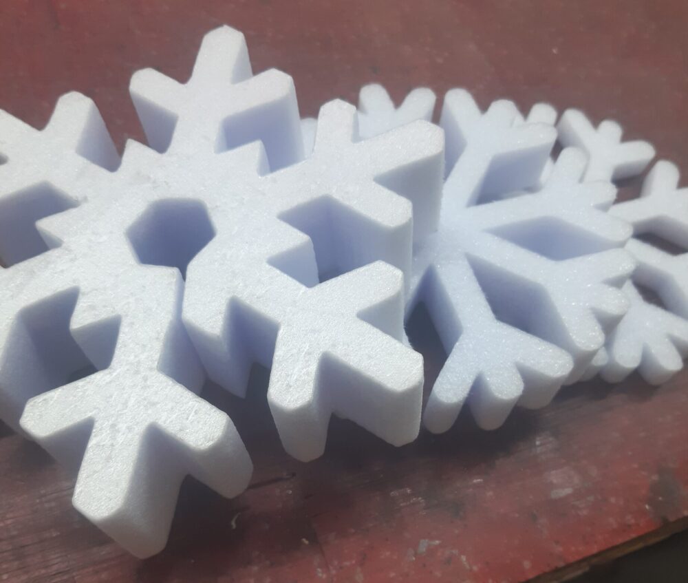 Снежинки из пенопласта,из пенопласта на заказ,
